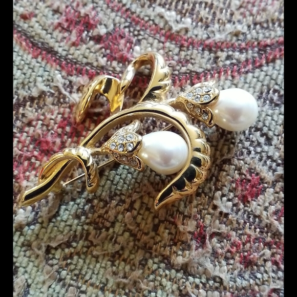 MONET Pearl Rhinestone Flower Brooch - Picture 4 of 16